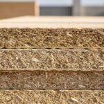 Panneaux de fibre de bois empilés sur un chantier d'isolation thermique