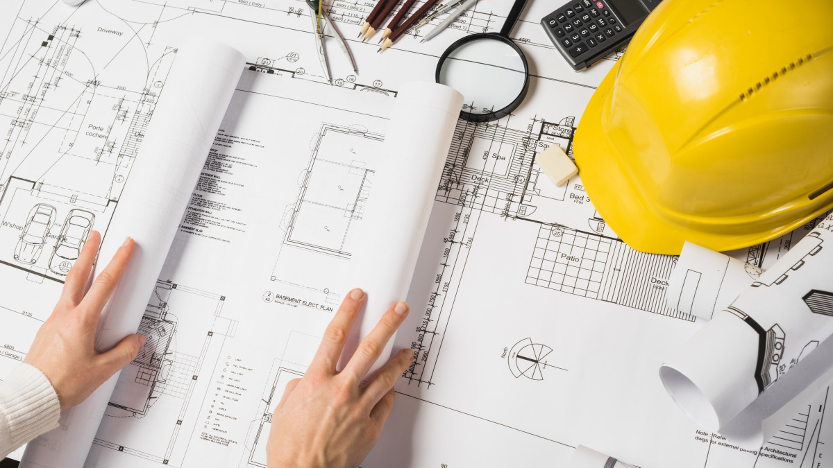 Un constructeur de maison prépare les plans pour un futur projet immobilier.
